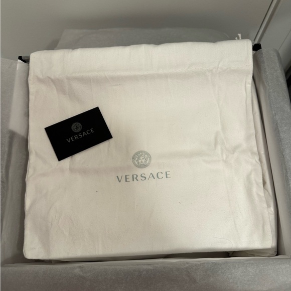 Versace Medusa Aevitas Platform Pump - Picture 13 of 14